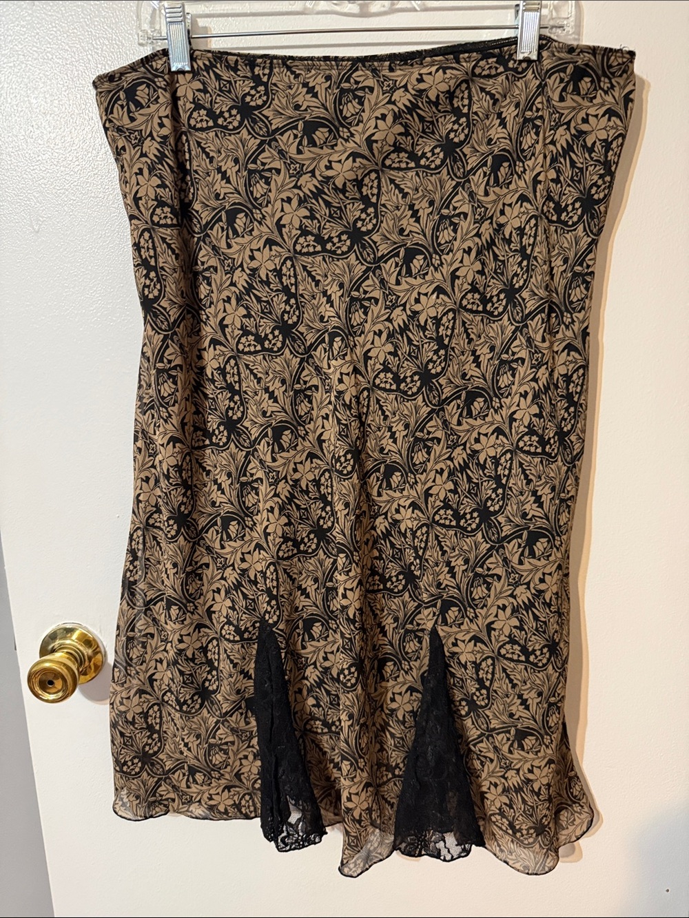 Women’s Black and Tan Floral Lace-Trim Skirt